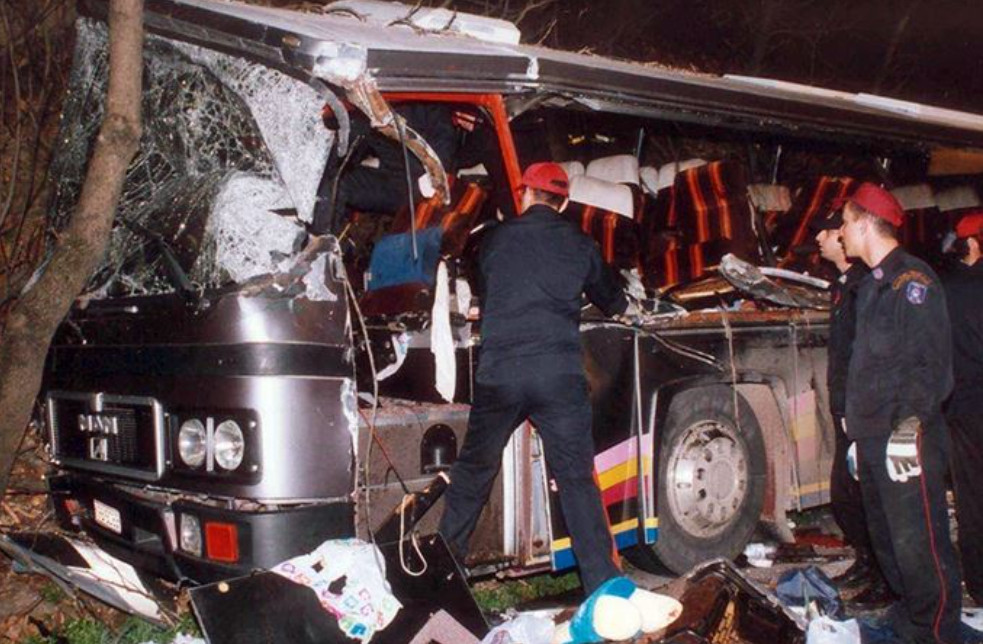Τέμπη: 21 χρόνια από το σοκαριστικό δυστύχημα που έκοψε το νήμα της ζωής 21 μαθητών