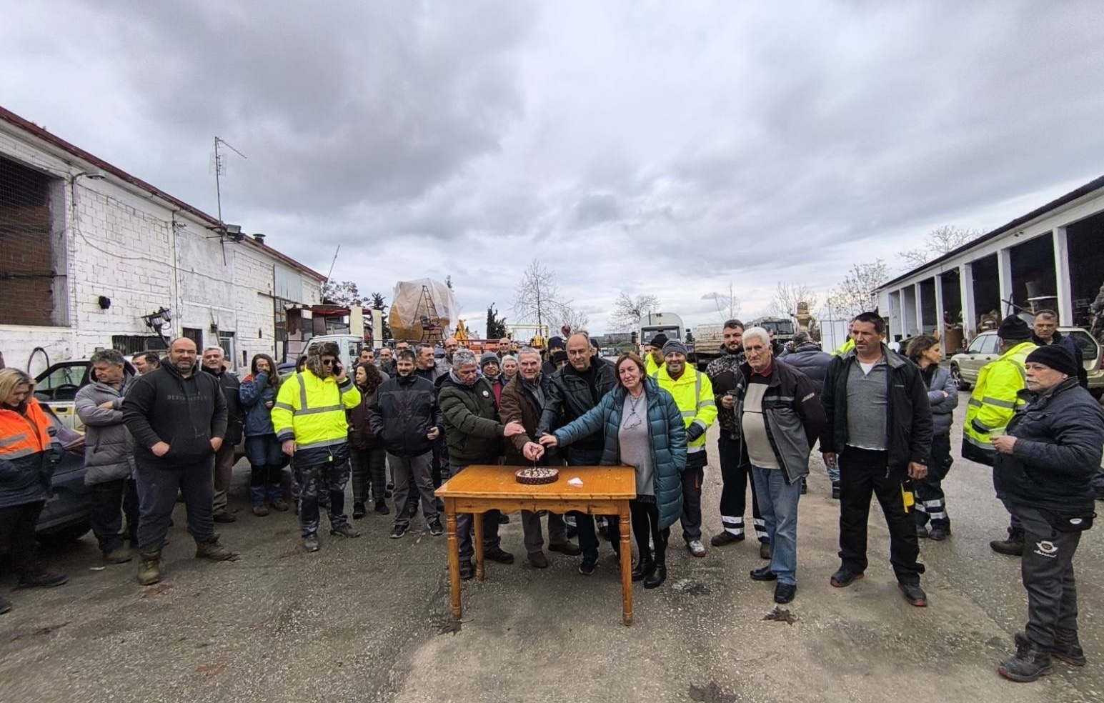 Κοπή πίτας για τους εργαζόμενους στο Αμαξοστάσιο του Δήμου Τυρνάβου