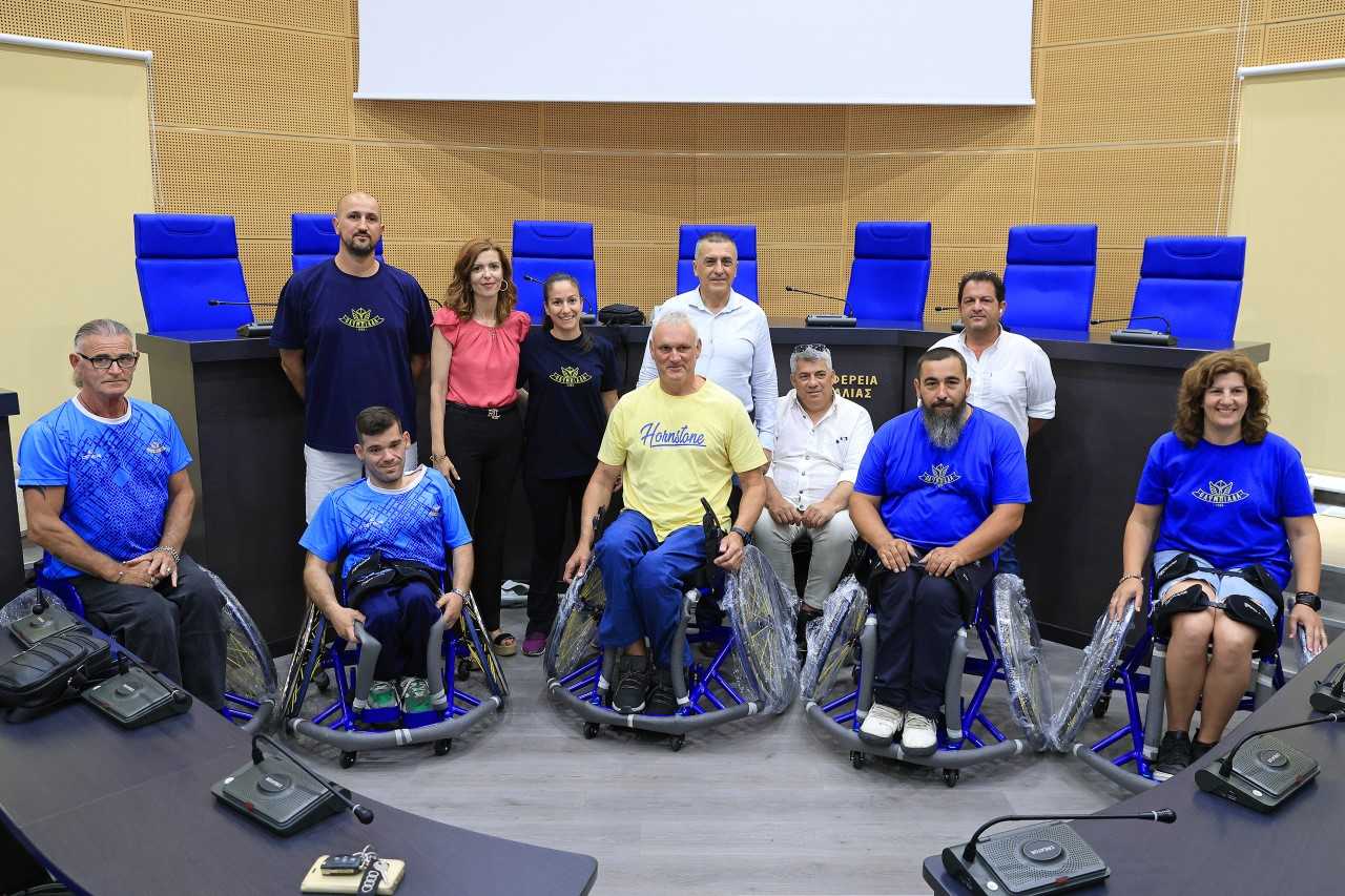 Περιφέρεια Θεσσαλίας: Παρέδωσε 5 αναπηρικά αμαξίδια στην ομάδα μπάσκετ ΑμΕΑ της Ολυμπιάδας Λάρισας