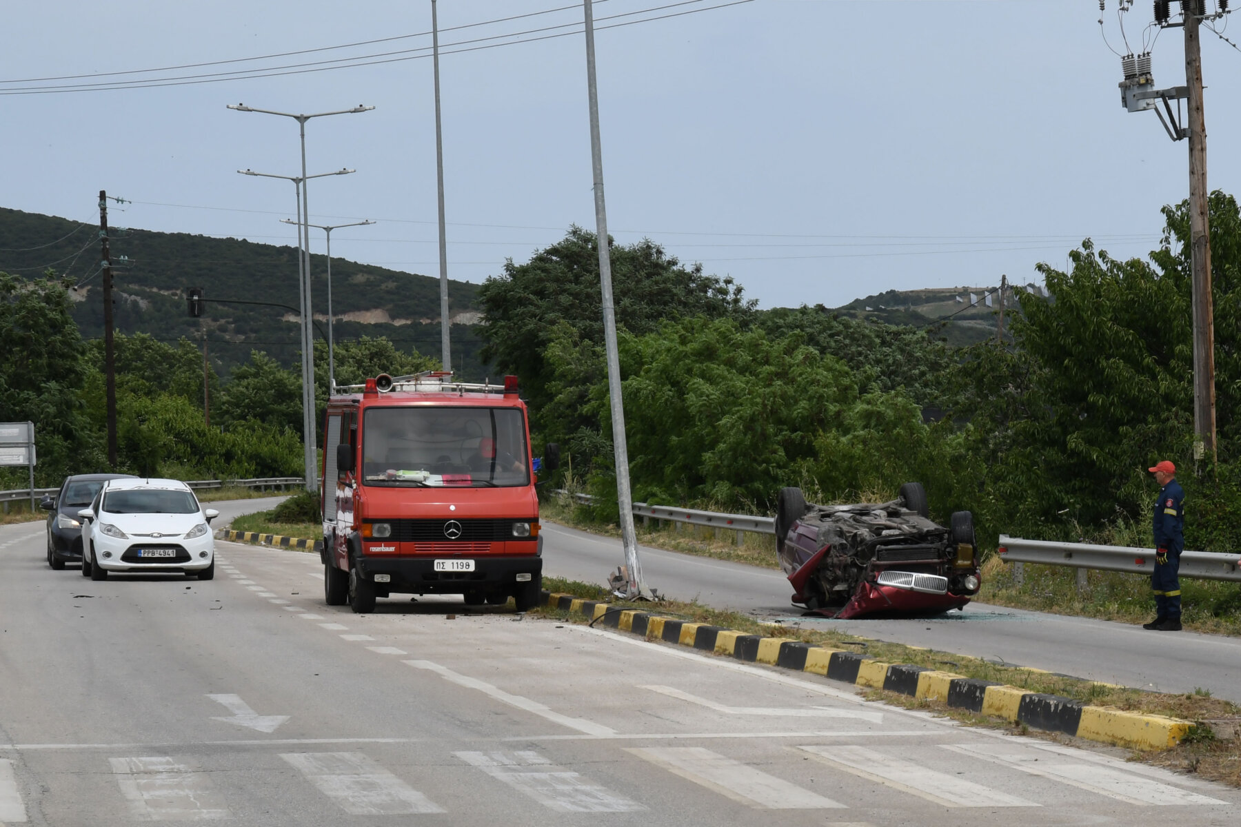 Αγιά: Τροχαίο με όχημα που εξετράπη της πορείας του - Σώοι οι επιβαίνοντες