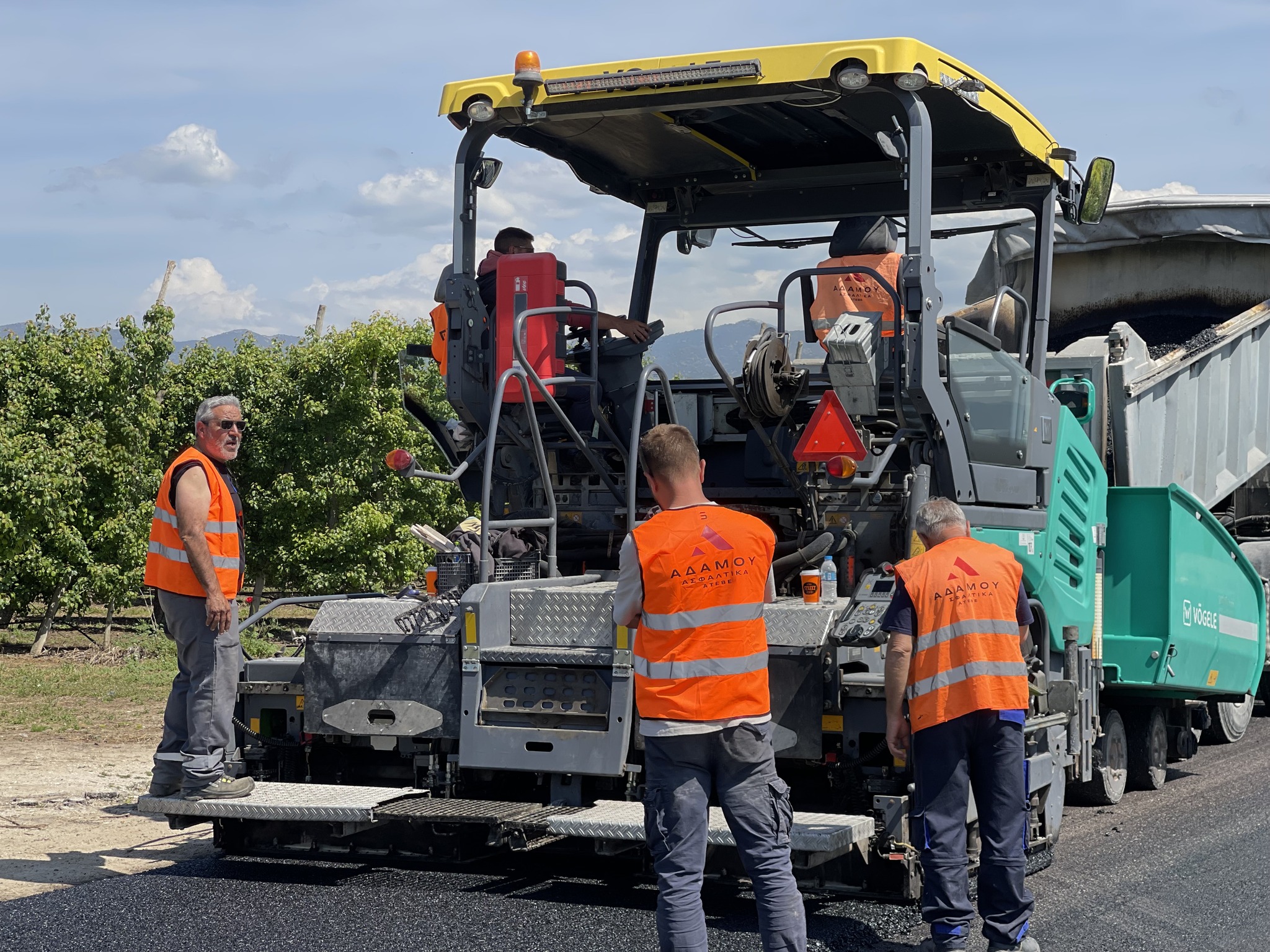 Σε εξέλιξη τα έργα ασφαλτόστρωσης στη Βρύση Τυρνάβου 