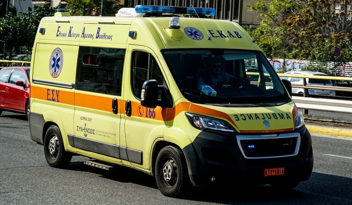 Tρεις τραυματίες μετά από τροχαίο έξω από τα Φάρσαλα 