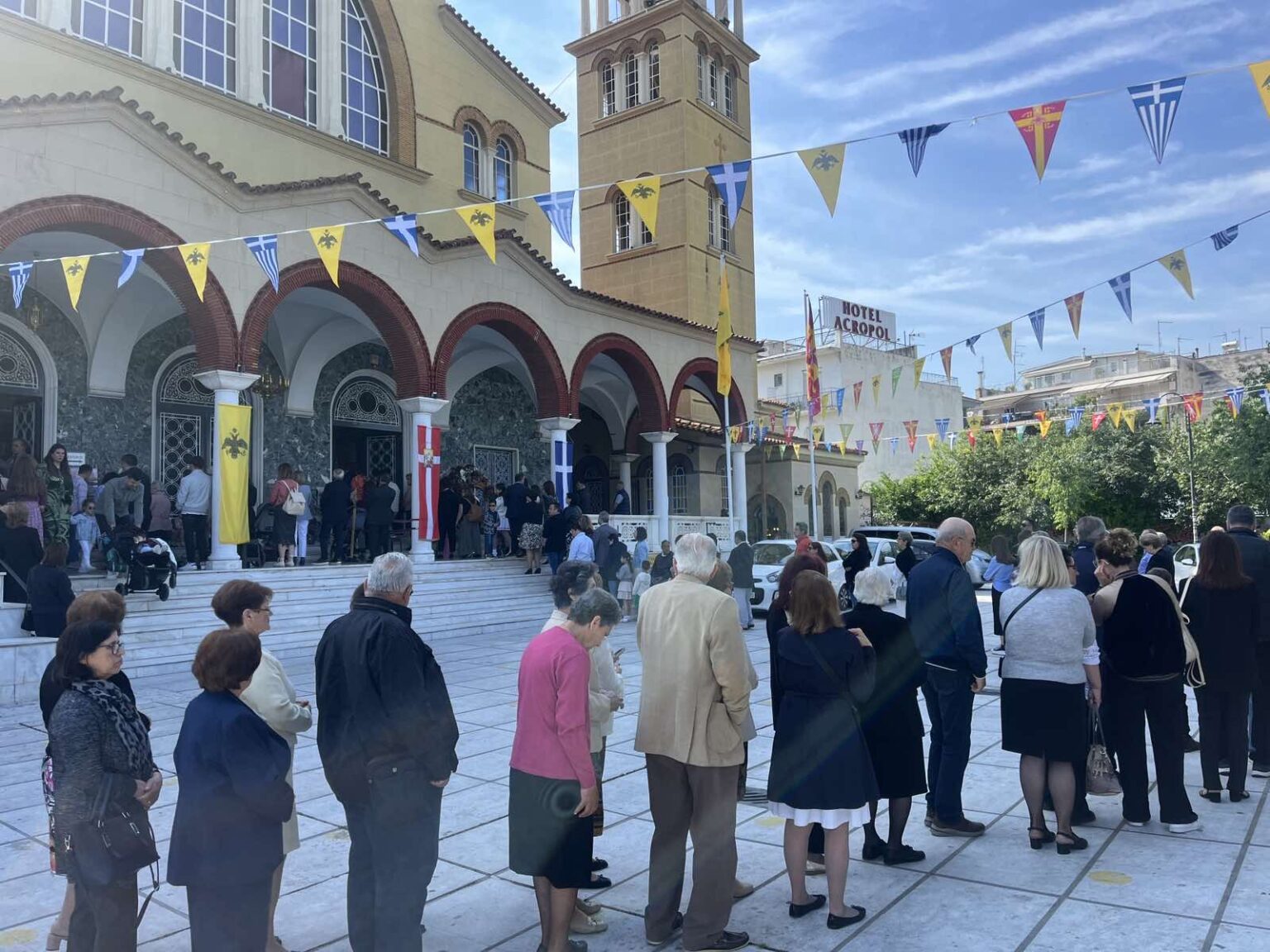 Πλήθος πιστών στον Αγιο Αχίλλιο - Η Λάρισα γιορτάζει (φωτο) 