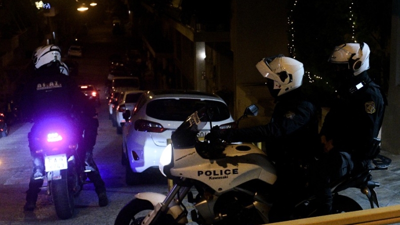 Άγνωστοι όρμησαν σε καφετέρια του Βόλου και μαχαίρωσαν πελάτες