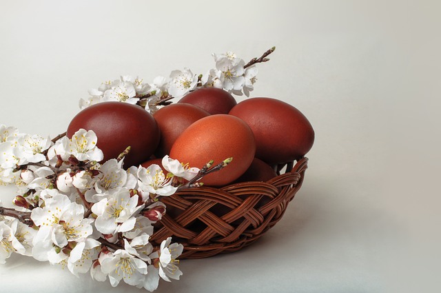 Τι συμβολίζει το βάψιμο και τι το «τσούγκρισμα» κόκκινων αυγών