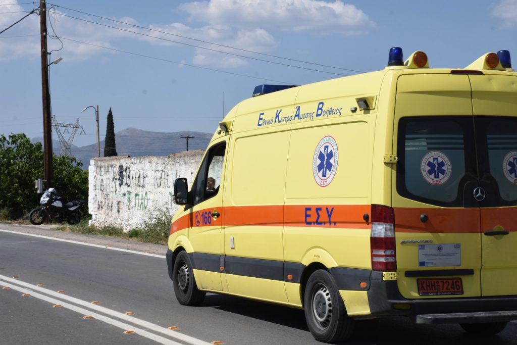 Aνδρας έπεσε από ύψος στον πεζόδρομο της Ερμού - Μεταφέρθηκε στο ΠΓΝΛ 