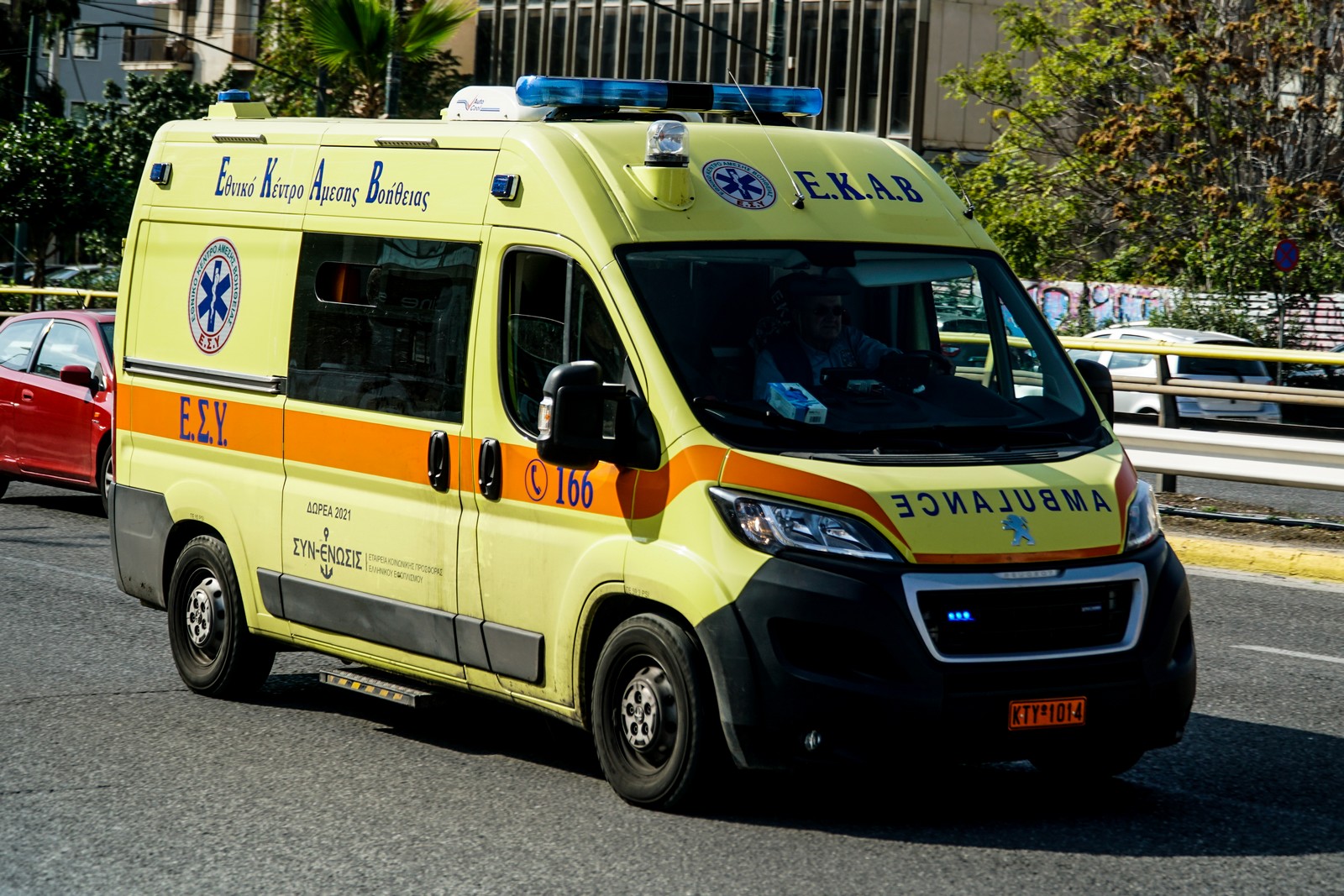 Tροχαίο στη Λάρισα: Στο νοσοκομείο η οδηγός του δικύκλου 