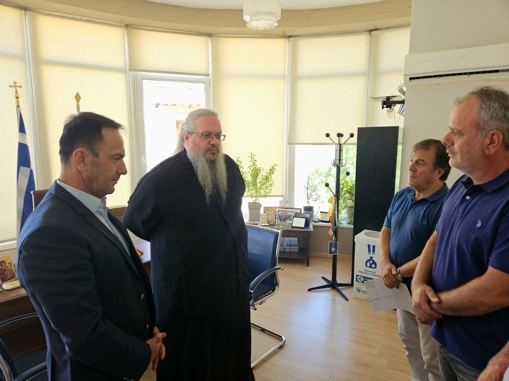 O Mητροπολίτης Ιερώνυμος στον δήμαρχο Ζαχάρως 