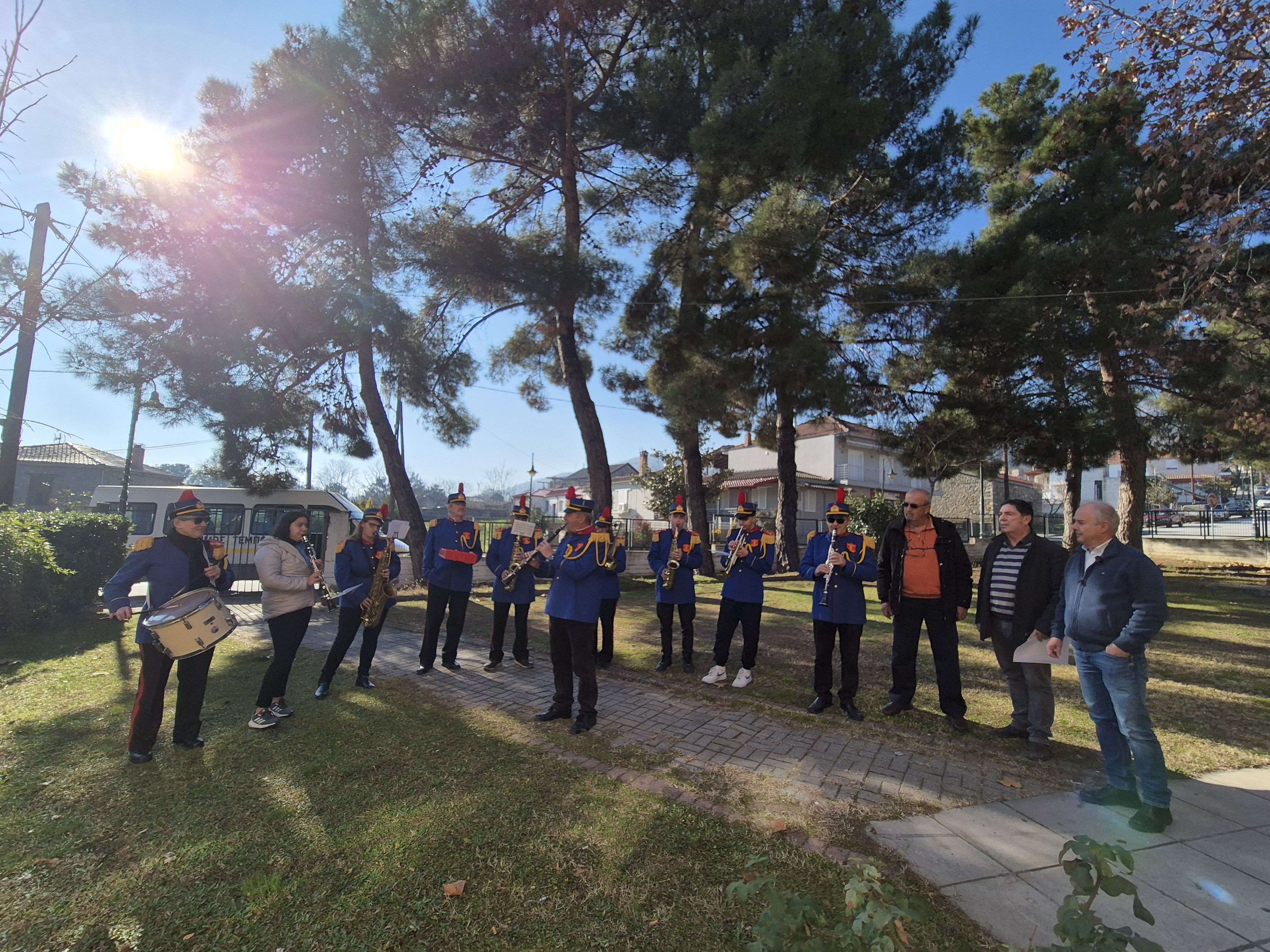 Η Φιλαρμονική του Δήμου Τεμπών έψαλε τα Πρωτοχρονιάτικα Κάλαντα στον Γ. Μανώλη