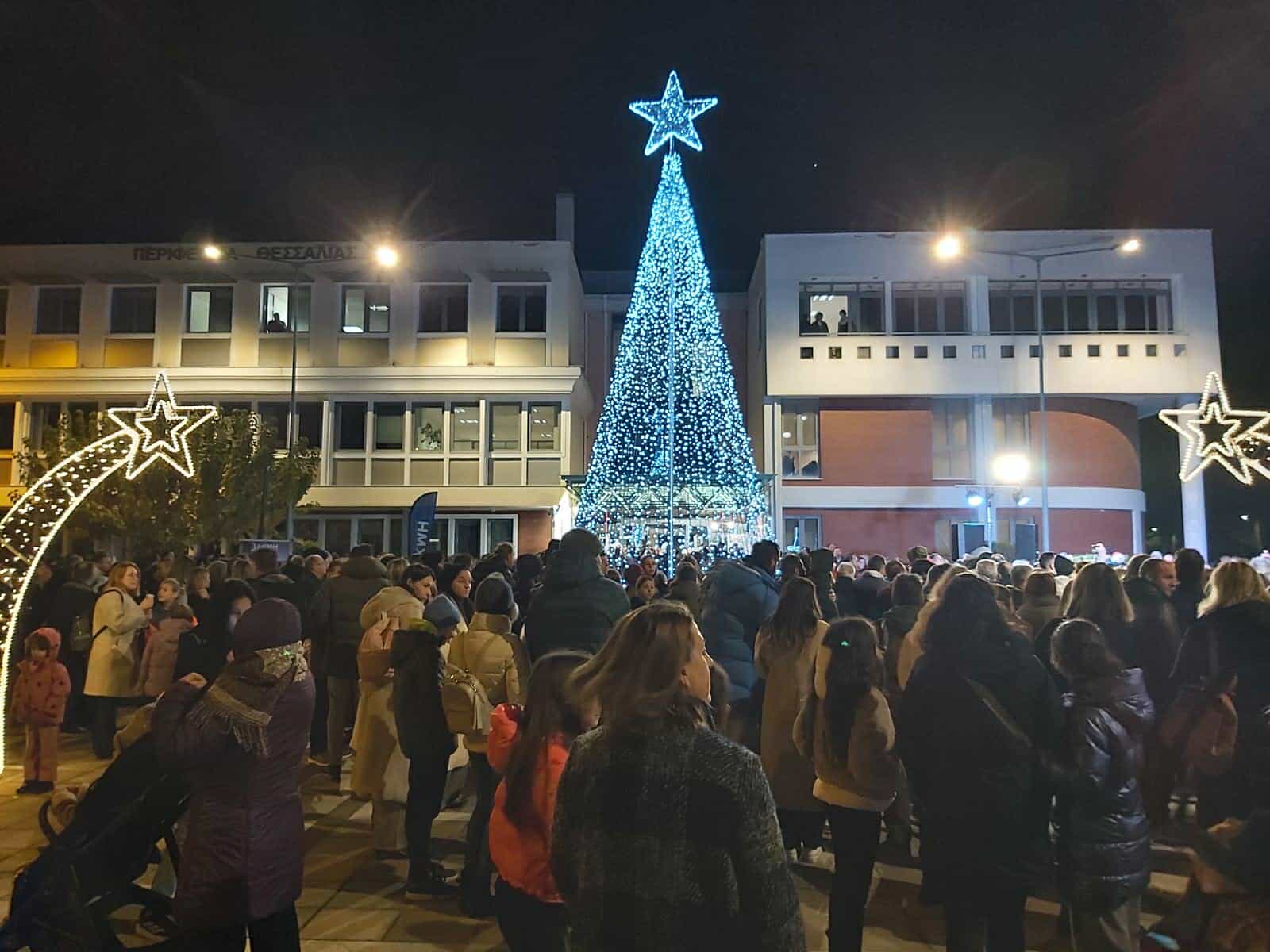 Φωταγωγήθηκε το Χριστουγεννιάτικο δέντρο στην Περιφέρεια Θεσσαλίας 