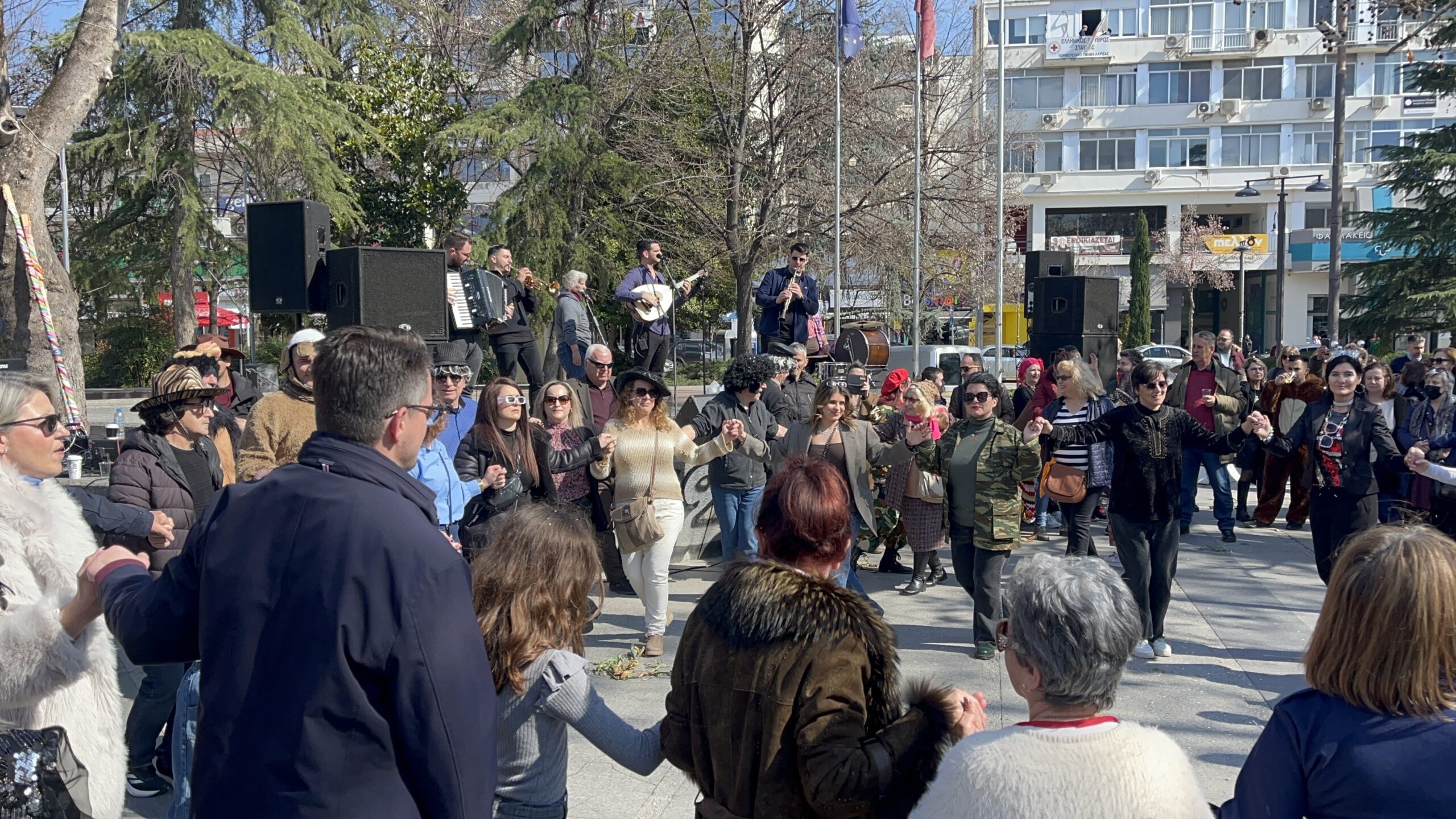 "Άναψε" το αποκριάτικο γλέντι στην κεντρική πλατεία Λάρισας (φωτο)