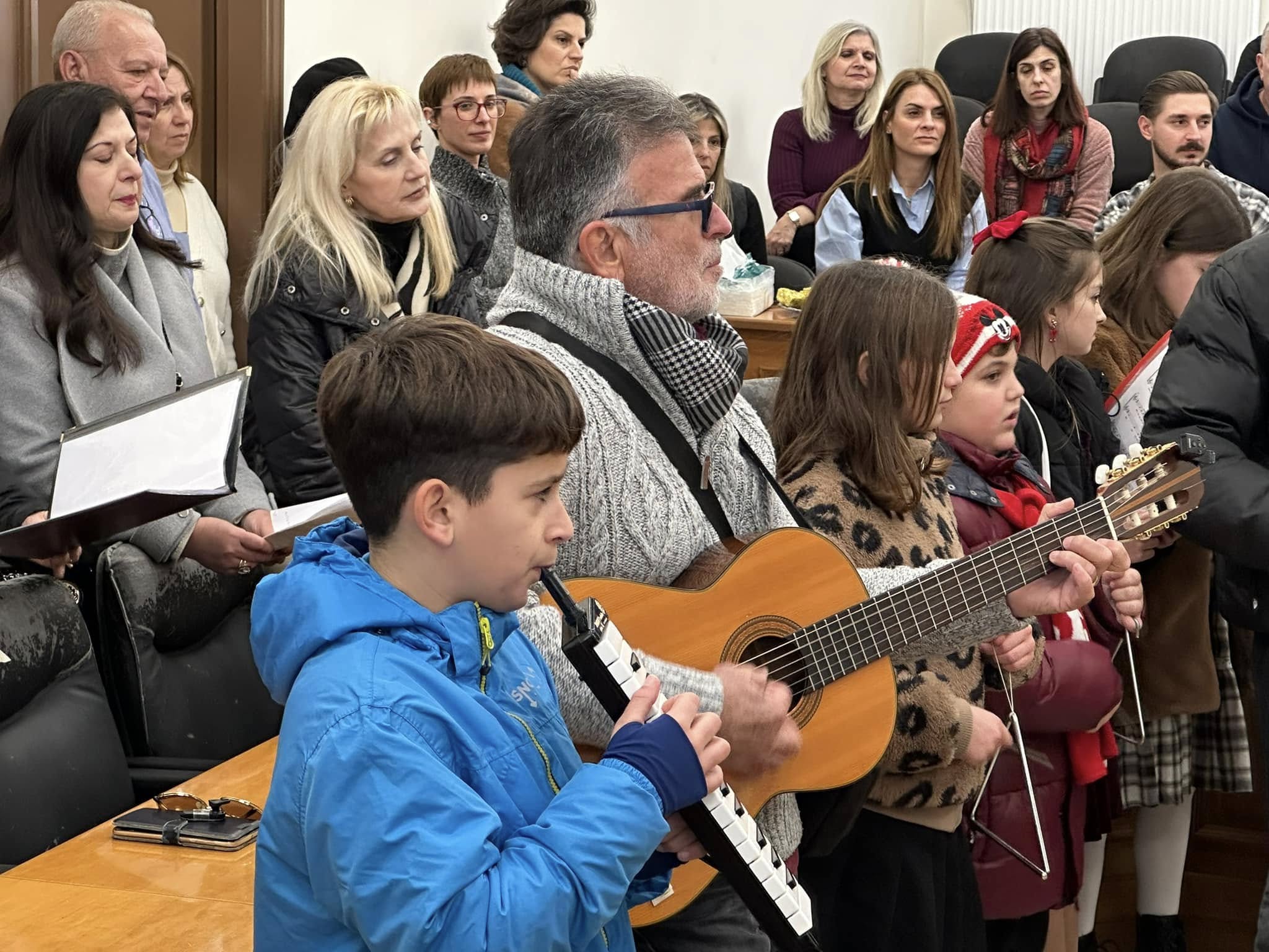 Χριστουγεννιάτικα κάλαντα από τη Δημοτική Χορωδία στο Δημαρχείο Φαρσάλων