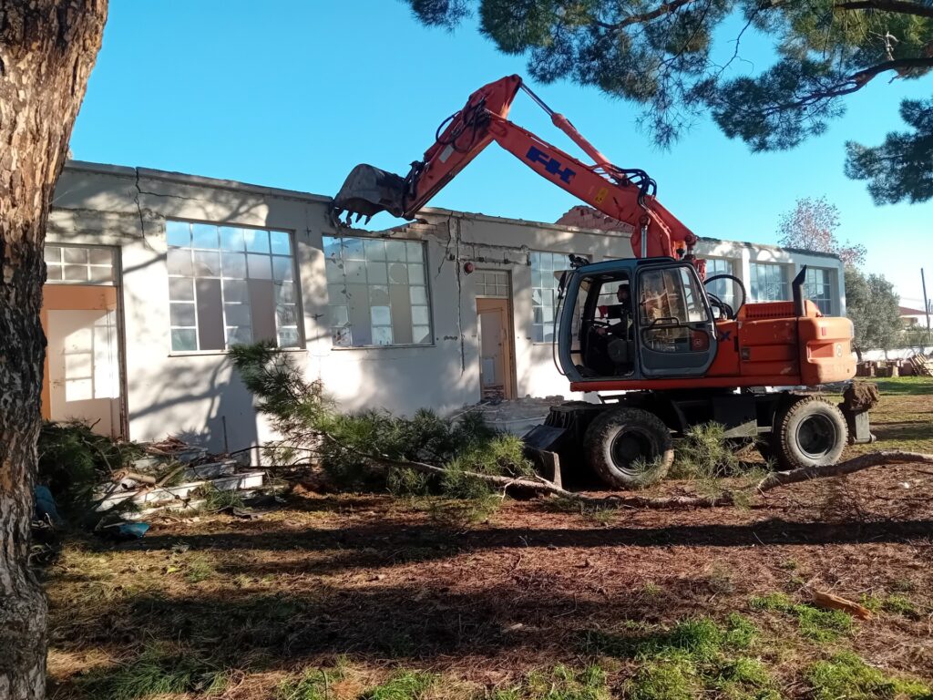 Kατεδαφίστηκε το σχολείο στα Πλατανούλια που είχε χτυπηθεί από το σεισμό του 2021