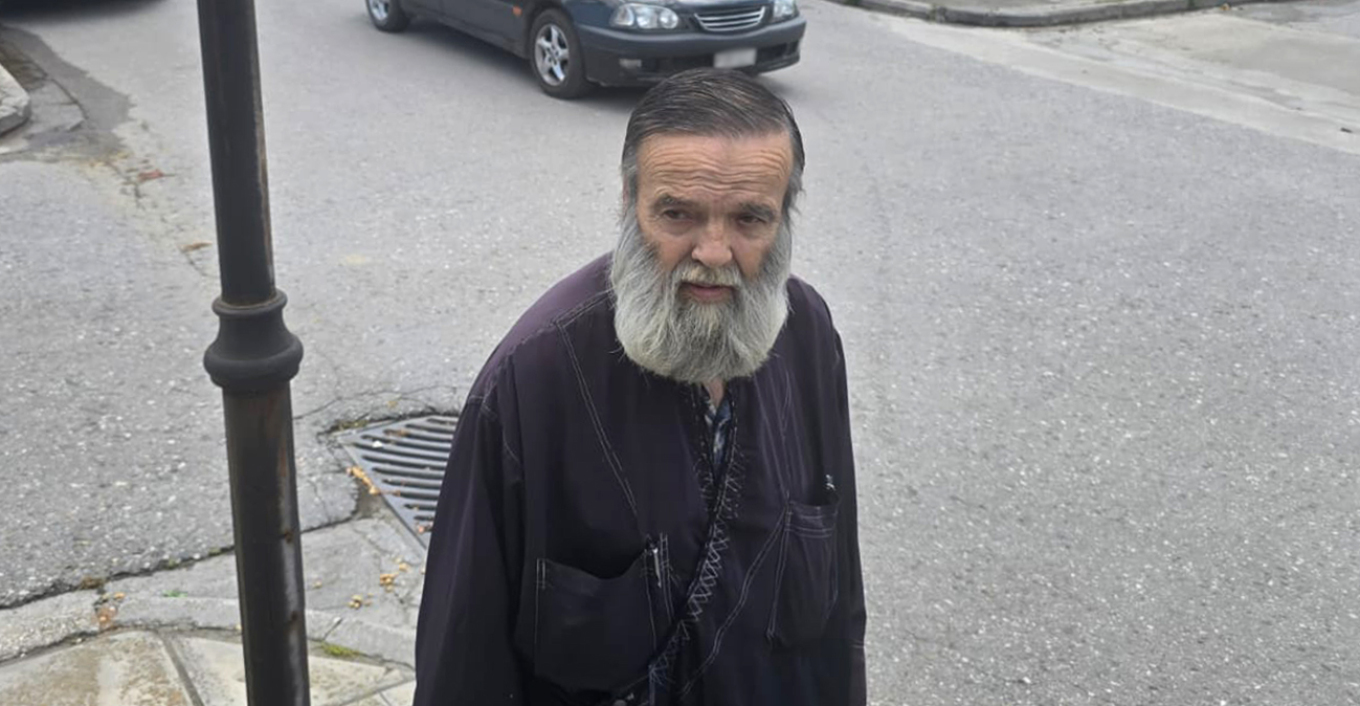 Θρήνος στην κηδεία της 52χρονης στη Λάρισα - Συντετριμμένος ο πατέρας της
