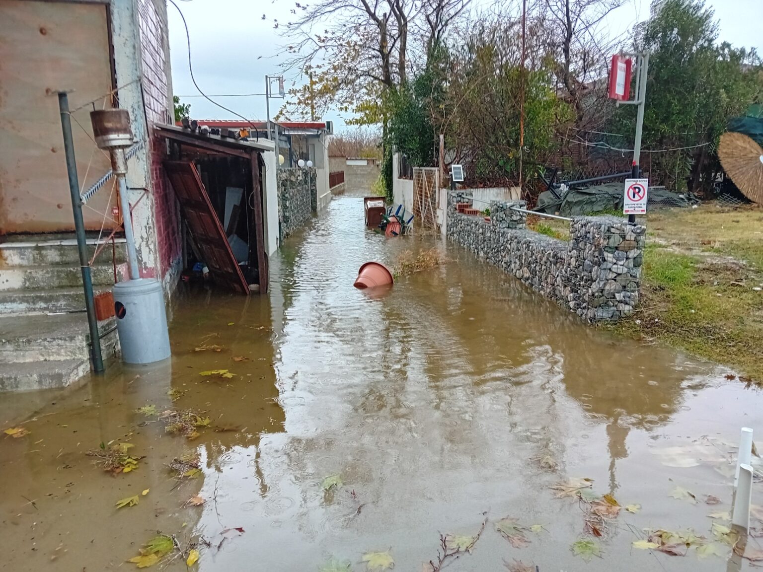 Παραμένουν τα προβλήματα στο Μεσάγγαλα λόγω της κακοκαιρίας