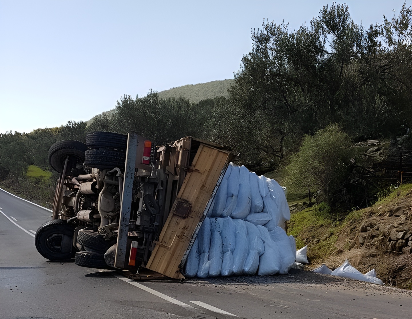 Ανατροπή φορτηγού έξω από την Λάρισα 