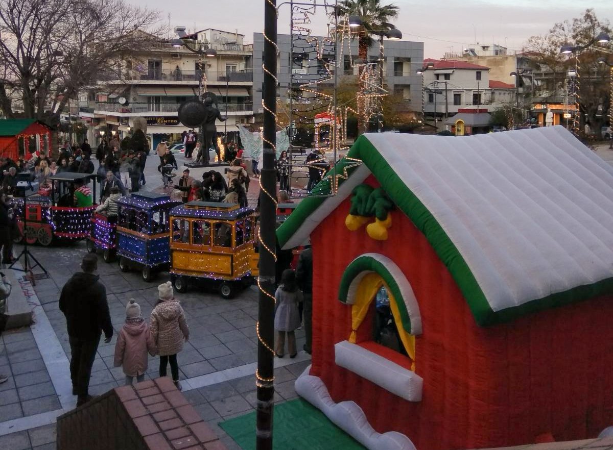 Σε Χριστουγεννιάτικη παραμυθοχώρα μετατράπηκε το κέντρο των Φαρσάλων