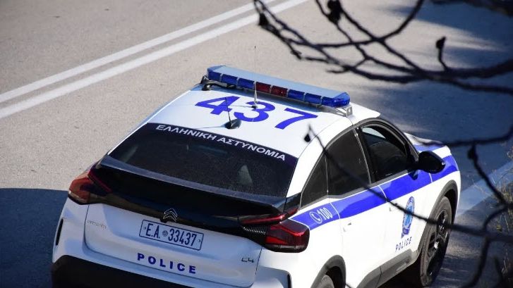 Λάρισα: Επεισοδιακή σύλληψη για ναρκωτικά - Πέρασε με κόκκινο και προσέκρουσε σε πεζοδρόμιο 