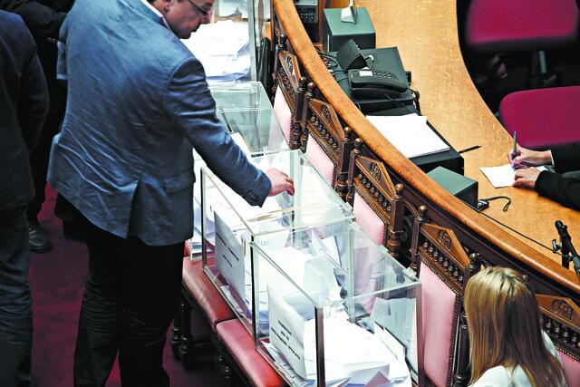 Τέμπη: Πώς θα γίνει η ψηφοφορία για την Προανακριτική - 14 κάλπες, 4.500 ψηφοδέλτια