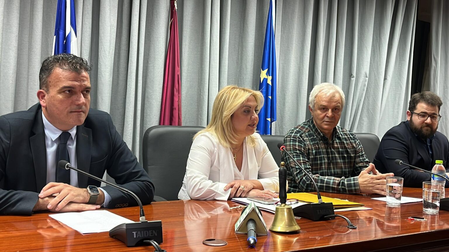 Tο προεδρείο του νέου δημοτικού συμβουλίου - Πρόεδρος η Γαρυφαλλιά Καρυστιανού (φωτο)