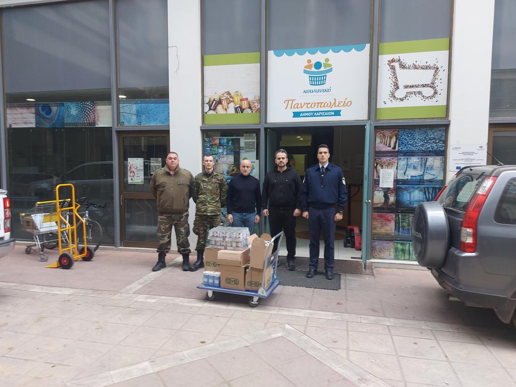 Προσφορά τροφίμων από την 110 Π.Μ. στο Κοινωνικό Παντοπωλείο Λάρισας 