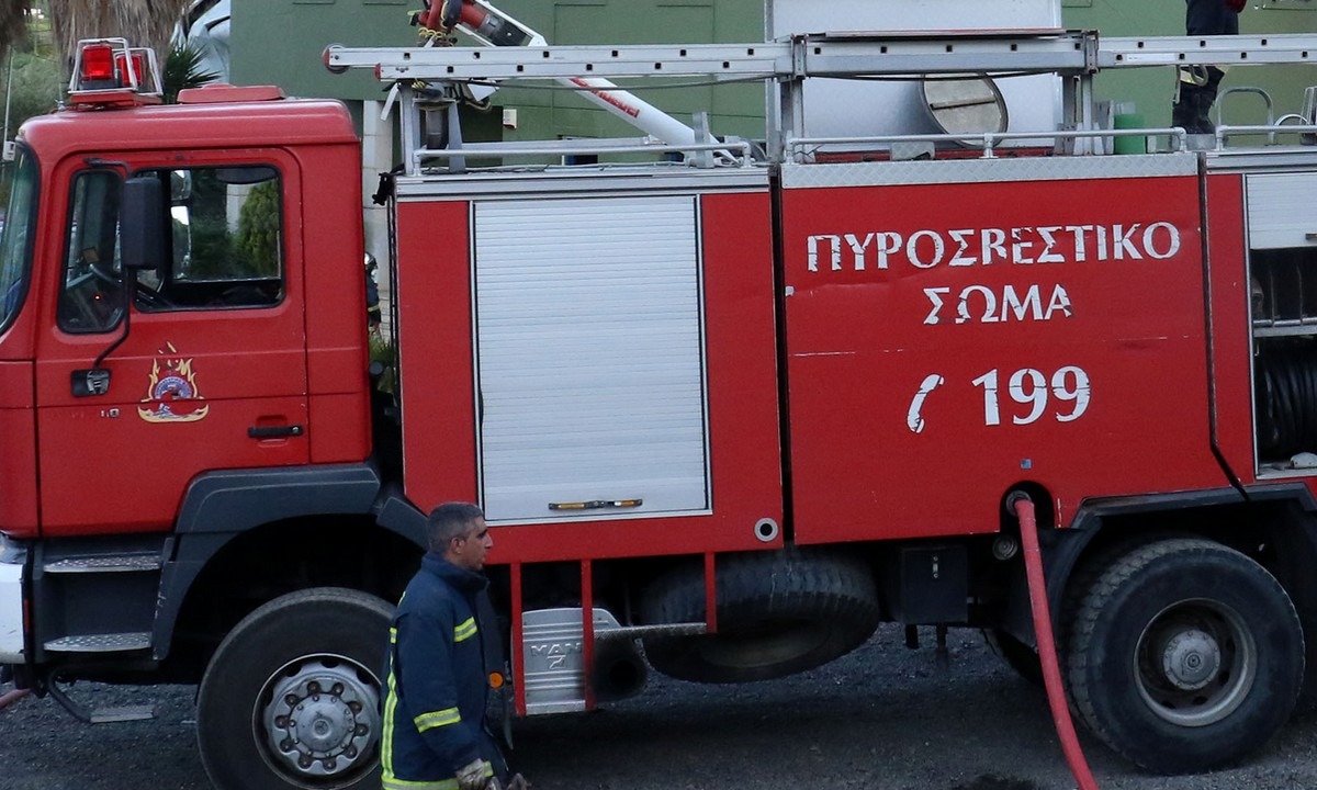 Aυτοκίνητο άρπαξε φωτιά στην οδό Βόλου