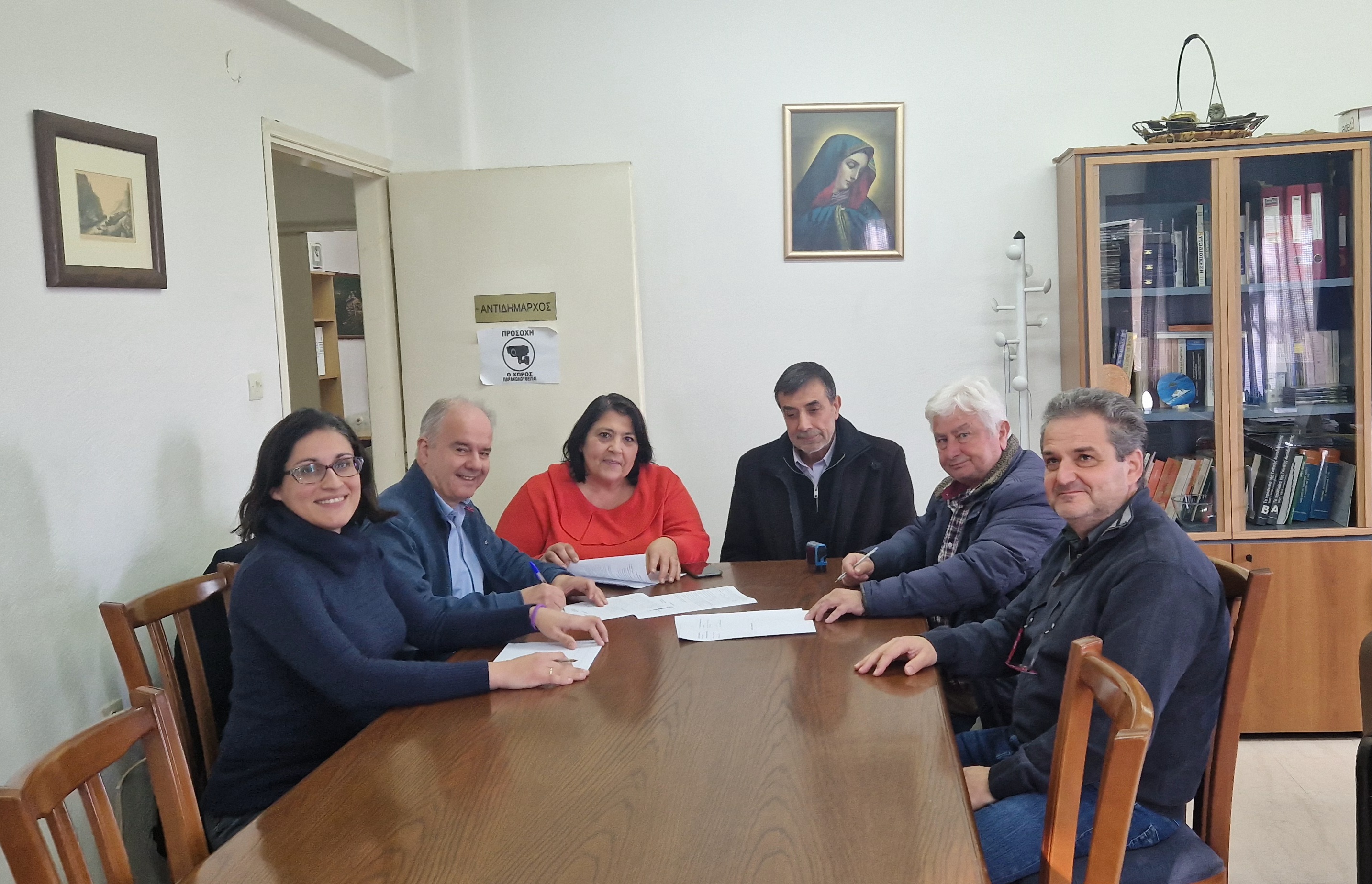 Κατασκευή πεζοδρομίων στον Πυργετό - Υπεγράφη η σύμβαση από τον δήμαρχο Τεμπών