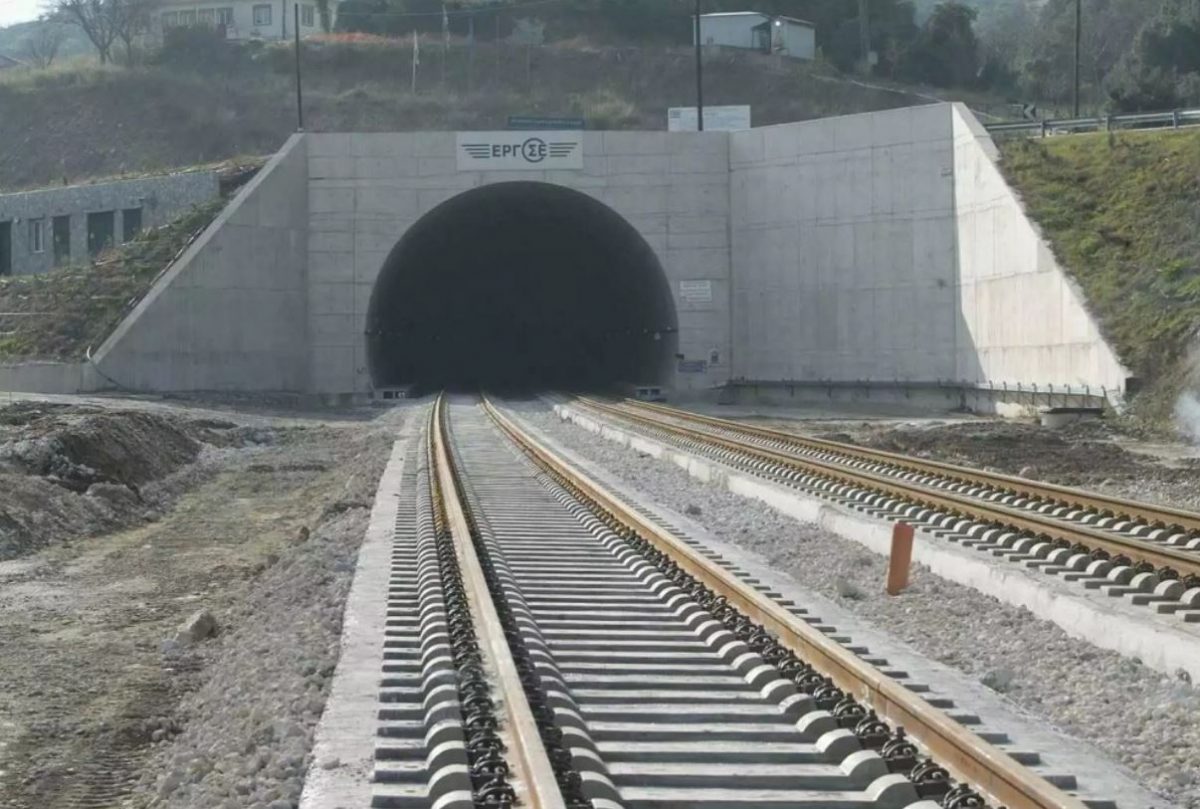 Σιδηρόδρομος: Eλλείψεις σε μάνικες και πυροσβεστήρες στη σήραγγα των Τεμπών 