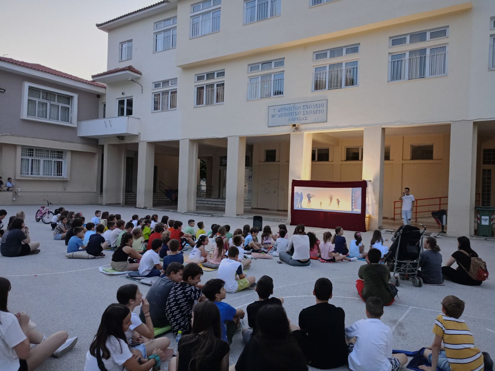 Παράσταση θεάτρου σκιών στο 30ο Δημοτικό Σχολείο Λάρισας