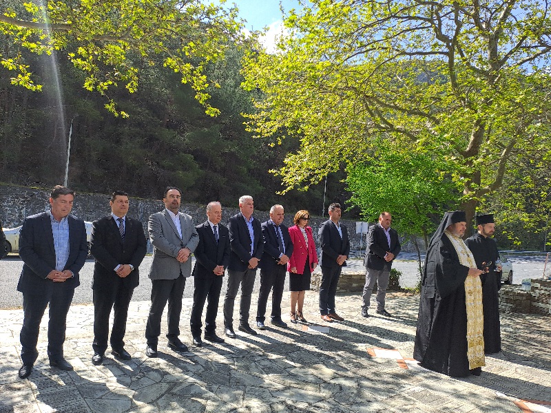 Δήμος Τεμπών: Τρισάγιο στη μνήμη των μαθητών που έχασαν τη ζωή τους σε τροχαίο το 2003