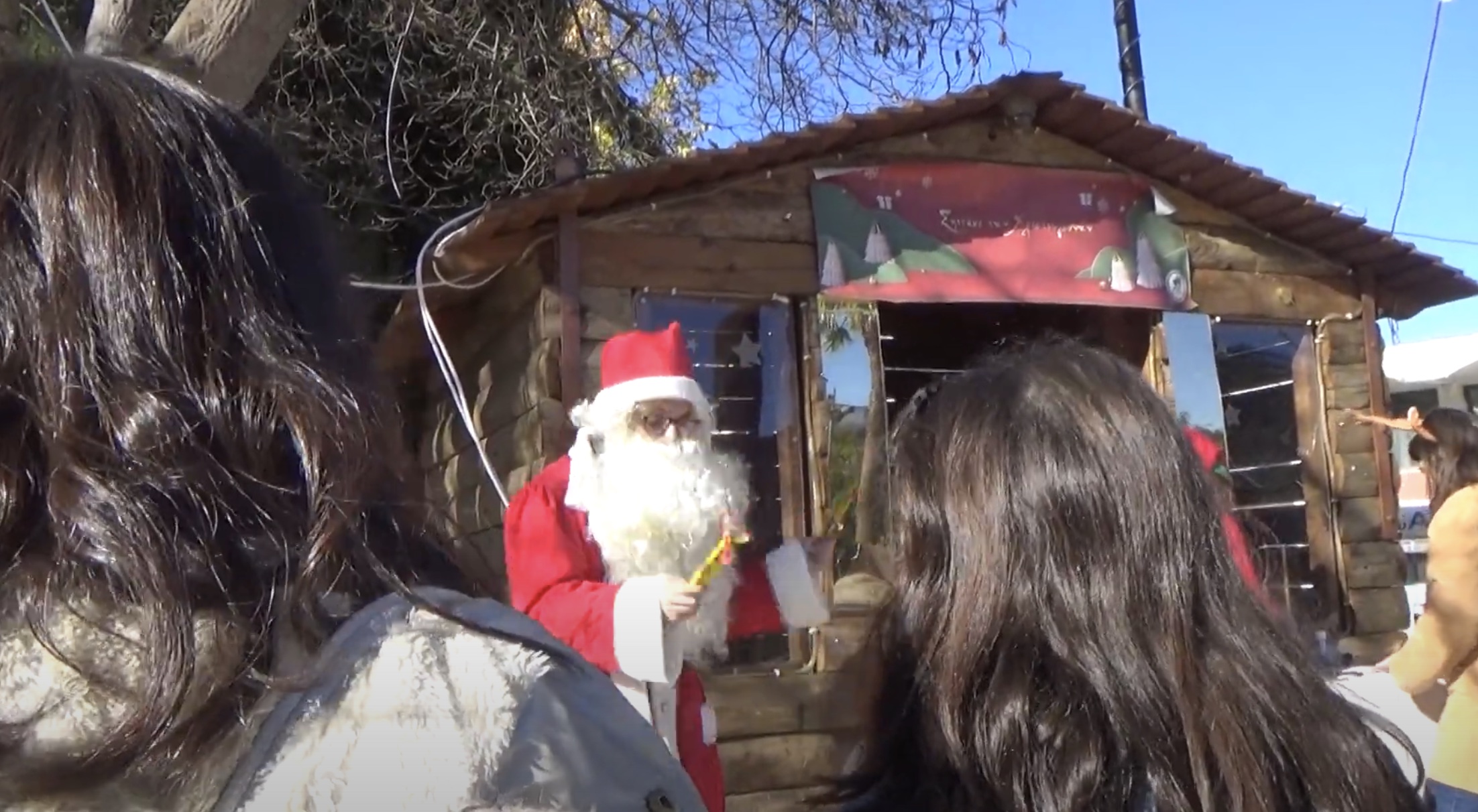 Χριστουγεννιάτικο κλίμα στην πόλη των Φαρσάλων με σαξόφωνο και Άγιο Βασίλη