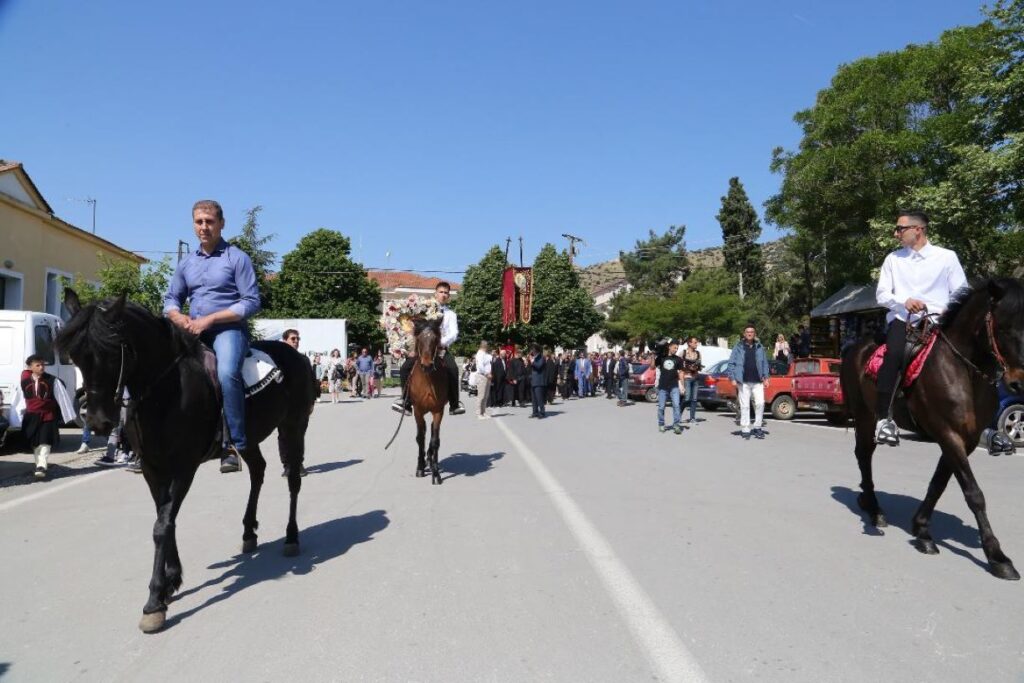 Με άλογα η περιφορά της εικόνας του Αγίου Γεωργίου στους Γόννους του Δ.Τεμπών