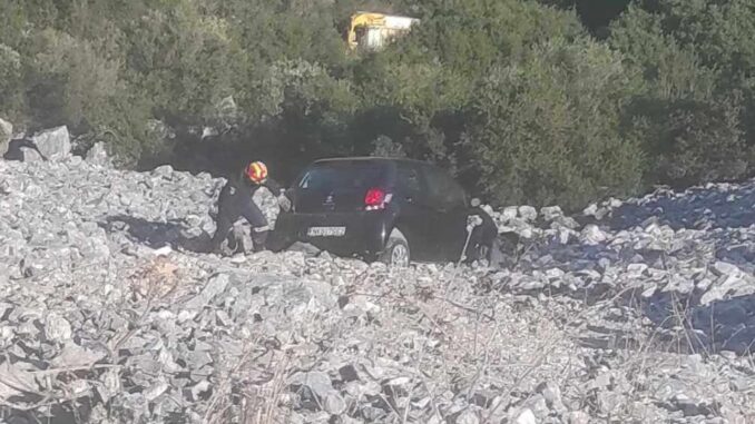 Αυτοκίνητο έπεσε σε γκρεμό στο δρόμο Τυρνάβου - Ελασσόνας