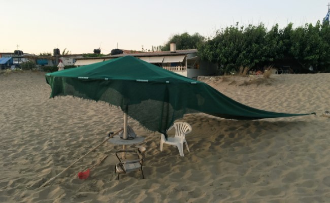 Απομακρύνονται αυθαίρετα σκίαστρα και ομπρέλες από τις παραλίες του Δ.Αγιάς