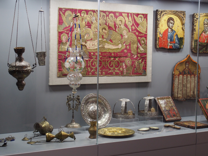 Μία πλούσια συλλογή ιερών σκευών και εικόνων στο κειμηλιοφυλάκιο Αγιάς