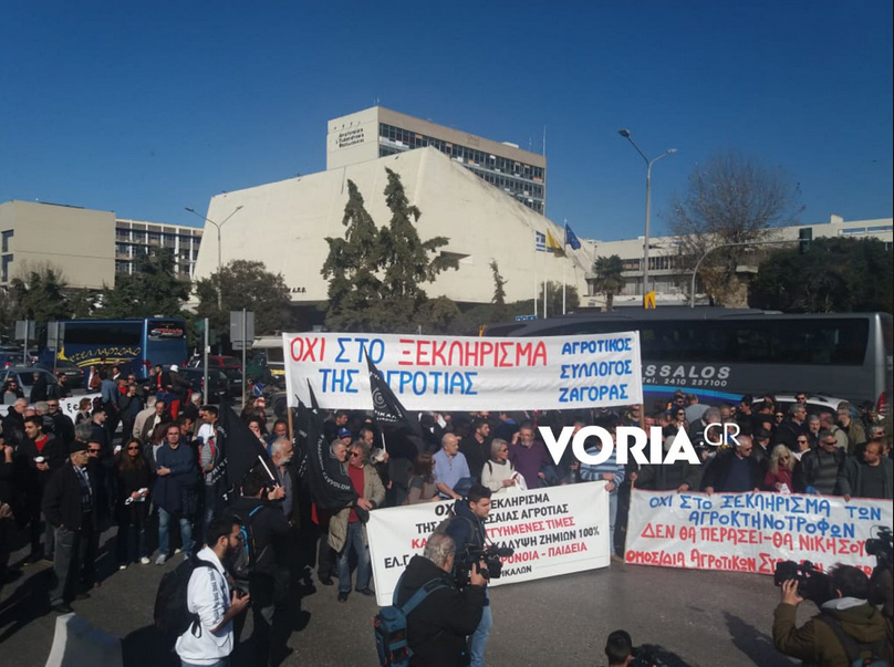 Θεσσαλοί αγρότες στο συλλαλητήριο της Θεσσαλονίκης - Απέκλεισαν την Εγνατία 