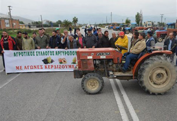 Αγρότες του Τυρνάβου έστησαν μπλόκο στη Μελούνα