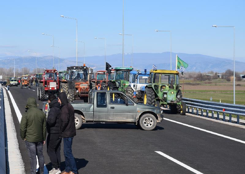 Oι αγρότες έκλεισαν τον Ε65 στην Καρδίτσα – Από παρακαμπτηρίους η κυκλοφορία