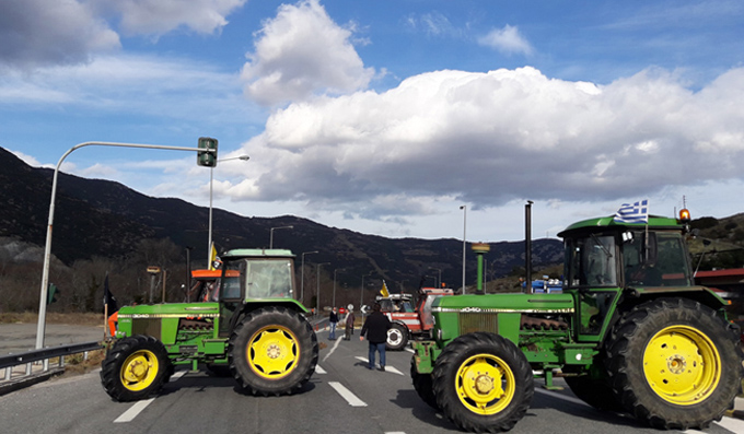 Οι Θεσσαλοί αγρότες ετοιμάζονται για την Αθήνα - Παραμένουν τα μπλόκα και η ταλαιπωρία των οδηγών