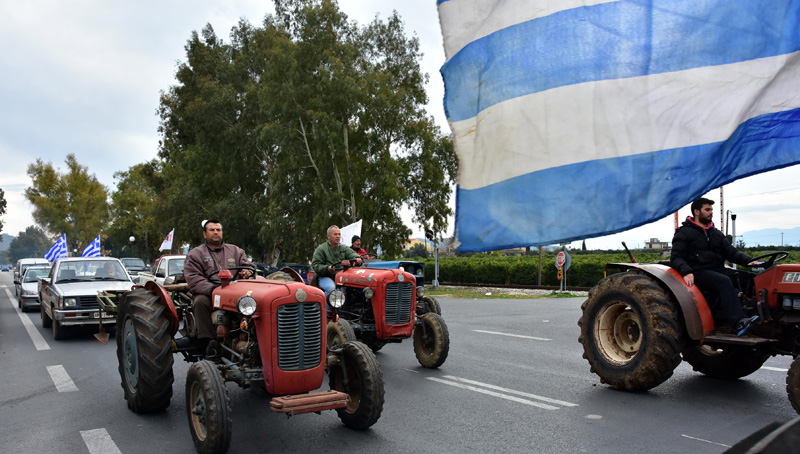 Αγρότες απέκλεισαν την νέα εθνική οδό Λάρισας - Κοζάνης