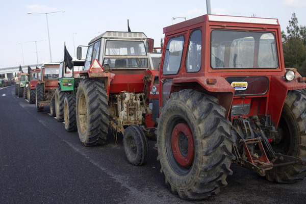 Νέο μπλόκο των αγροτών στον Πλατύκαμπο με ταλαιπωρία των οδηγών 