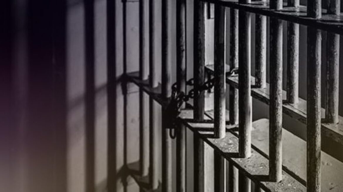 Στη φυλακή ο 35χρονος που επιτέθηκε σε αστυνομικούς - Καταδίκη 37 μηνών