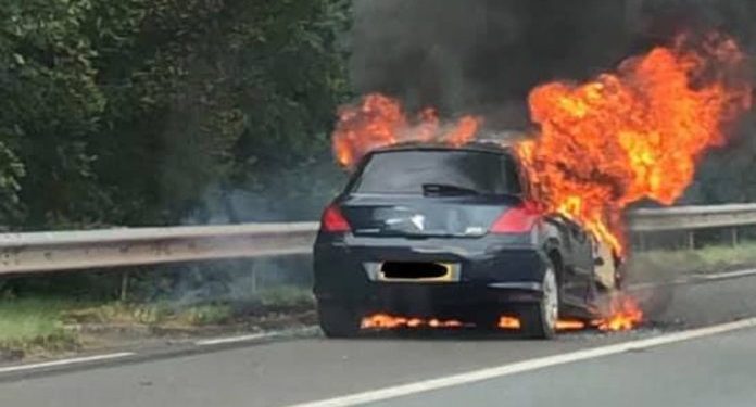 Αυτοκίνητο άρπαξε φωτιά στο δρόμο Λάρισας – Συκουρίου