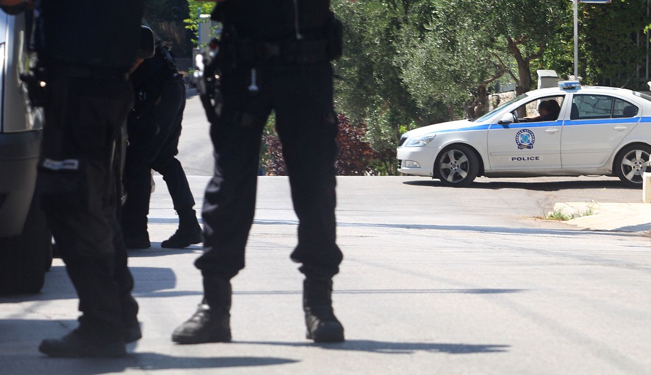 Εκτεταμένη αστυνομική επιχείρηση στον Τύρναβο – Εννέα συλλήψεις 
