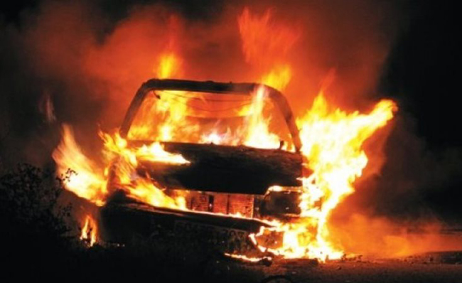 Αυτοκίνητο πήρε φωτιά εν κινήσει έξω από τη Λάρισα