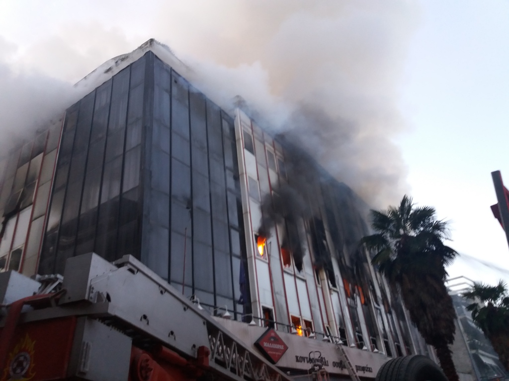 Oλη η δύναμη της πυροσβεστικής στην κατάσβεση της φωτιάς στη Β' ΔΟΥ (Εικόνες+Βίντεο)