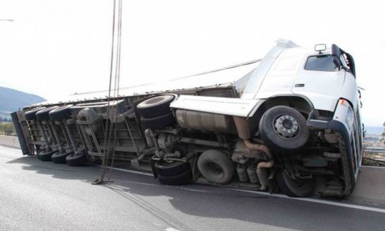 Εξετράπη φορτηγό έξω από τη Λάρισα – Απεγκλωβισμός οδηγού