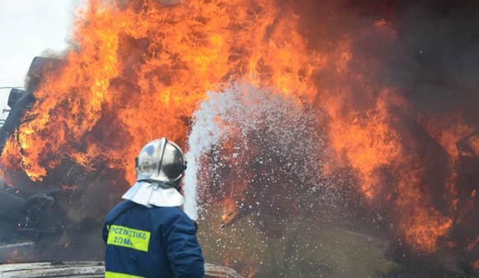 Μεγάλες υλικές ζημιές από φωτιά σε αποθήκη στον Σταυρό Φαρσάλων