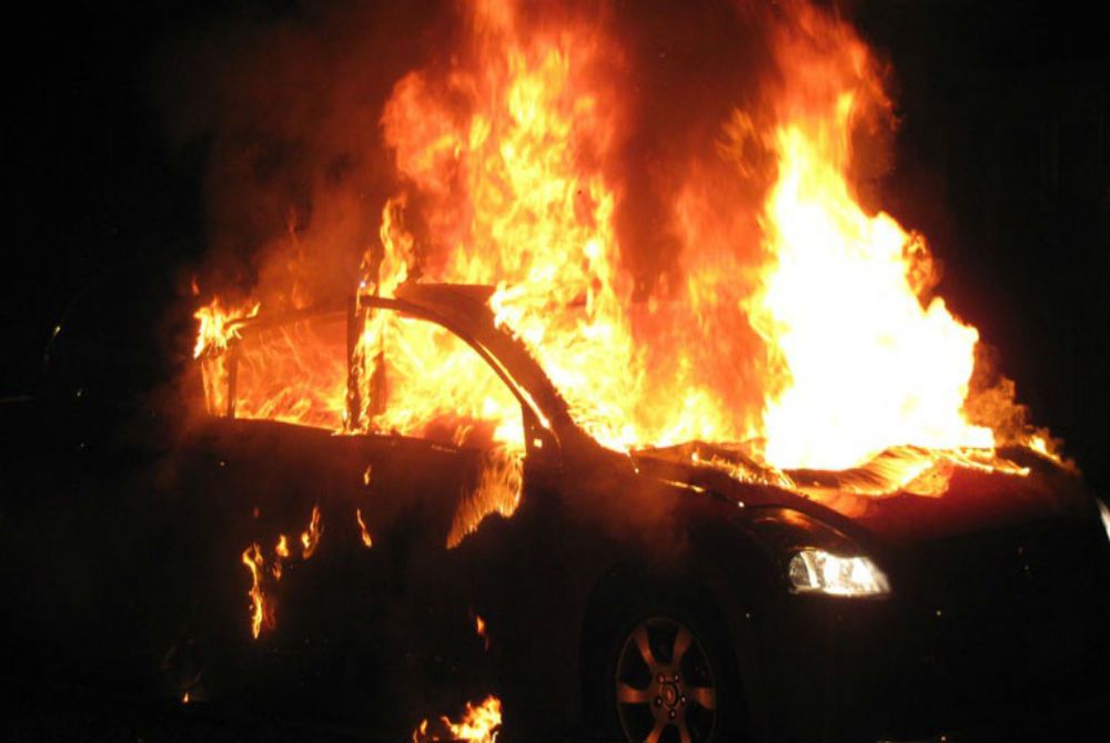 Aυτοκίνητο τυλίχθηκε στις φλόγες στη συνοικία της Νεράιδας