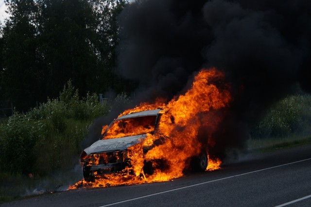 Kάηκε ολοσχερώς αυτοκίνητο στο δρόμο Λάρισας-Καρδίτσας